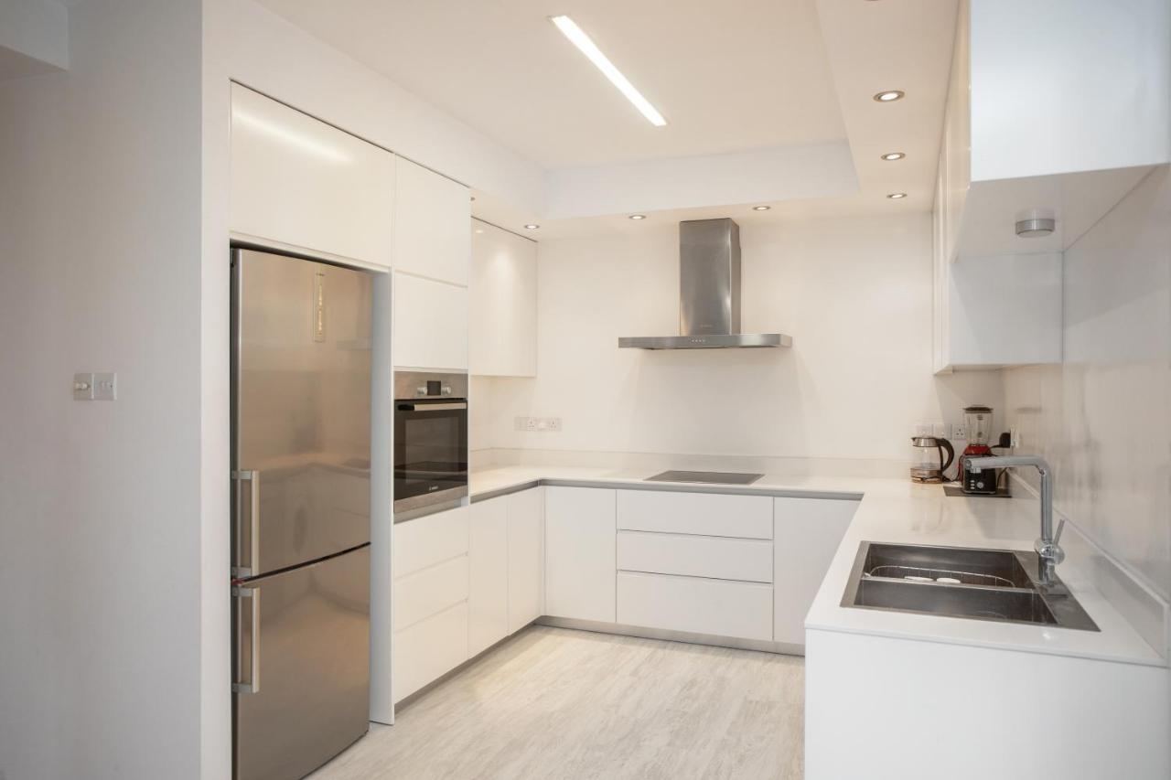 Mayra Seafront Luxury Apartment Лимасол Экстерьер фото
