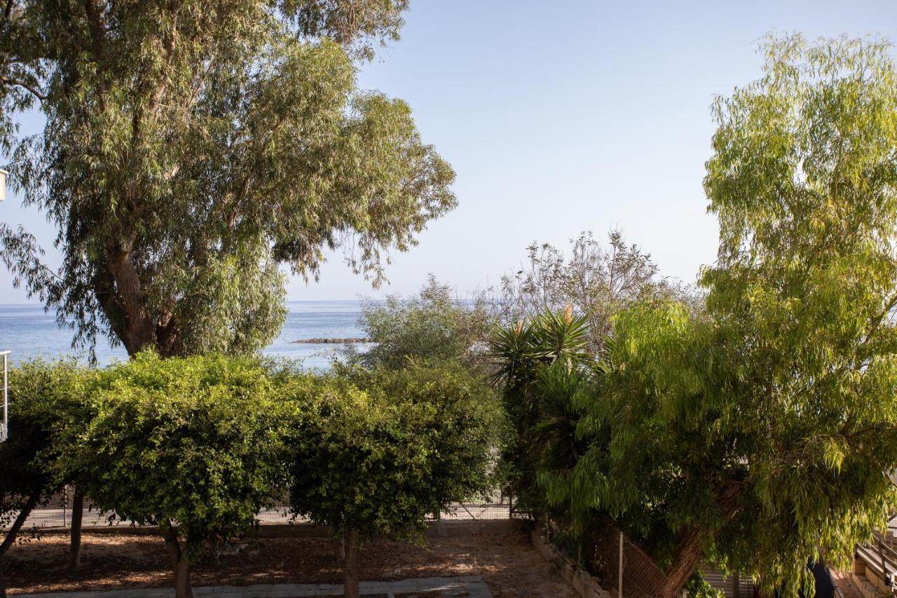 Mayra Seafront Luxury Apartment Лимасол Экстерьер фото